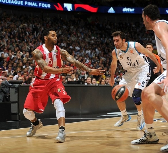 今日赛前热身时，库里上脚梦之队配色的科比6代球鞋（库里赛前热身脚踩梦之队配色科比6代球鞋）