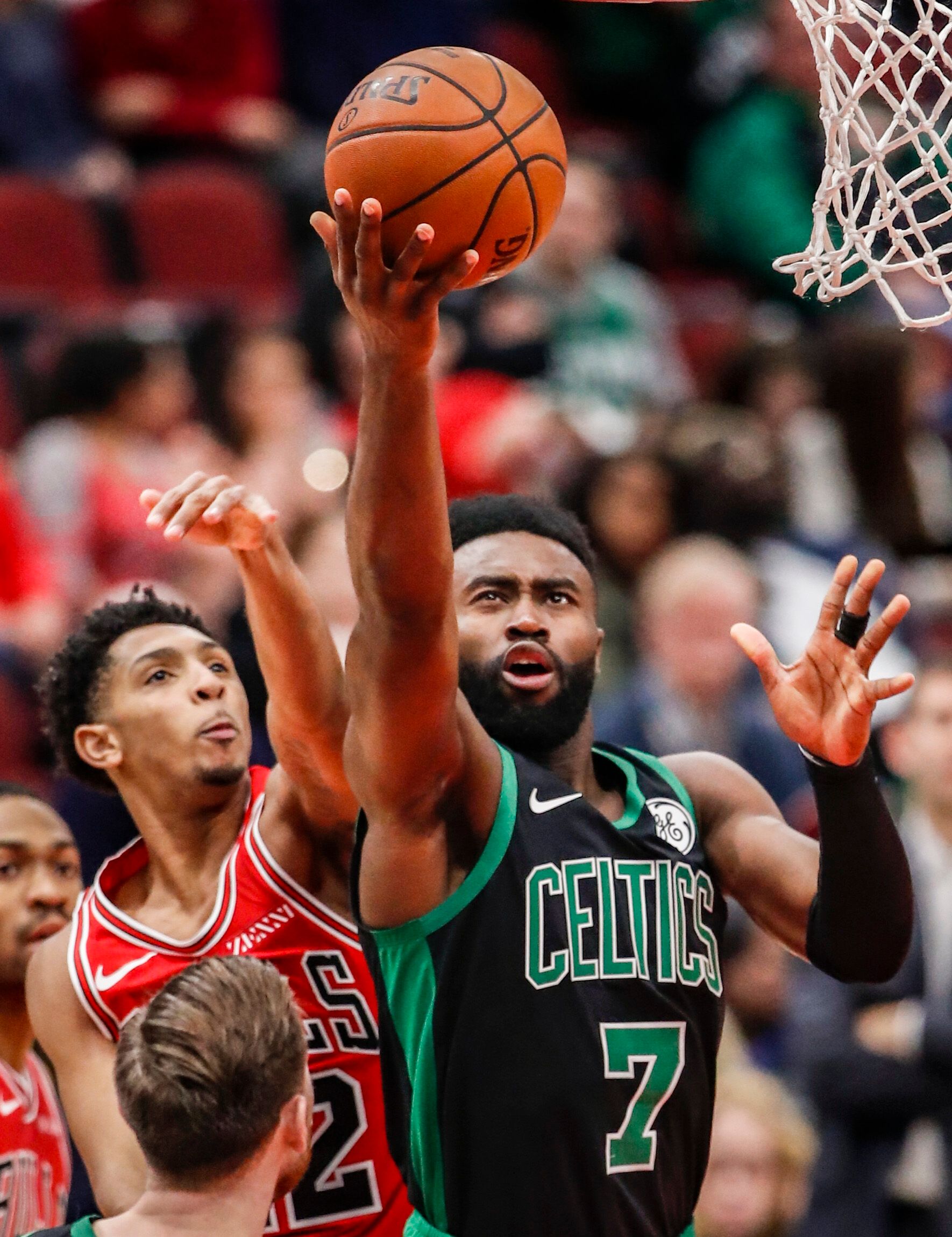 NBA：湖人险胜火箭 詹姆斯砍下38分（湖人惊险击败火箭：詹姆斯独砍38分）