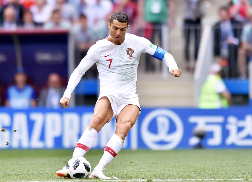 某队因违规遭重罚，官方回应惹争议（某队违规被重罚，官方回应引发争议）