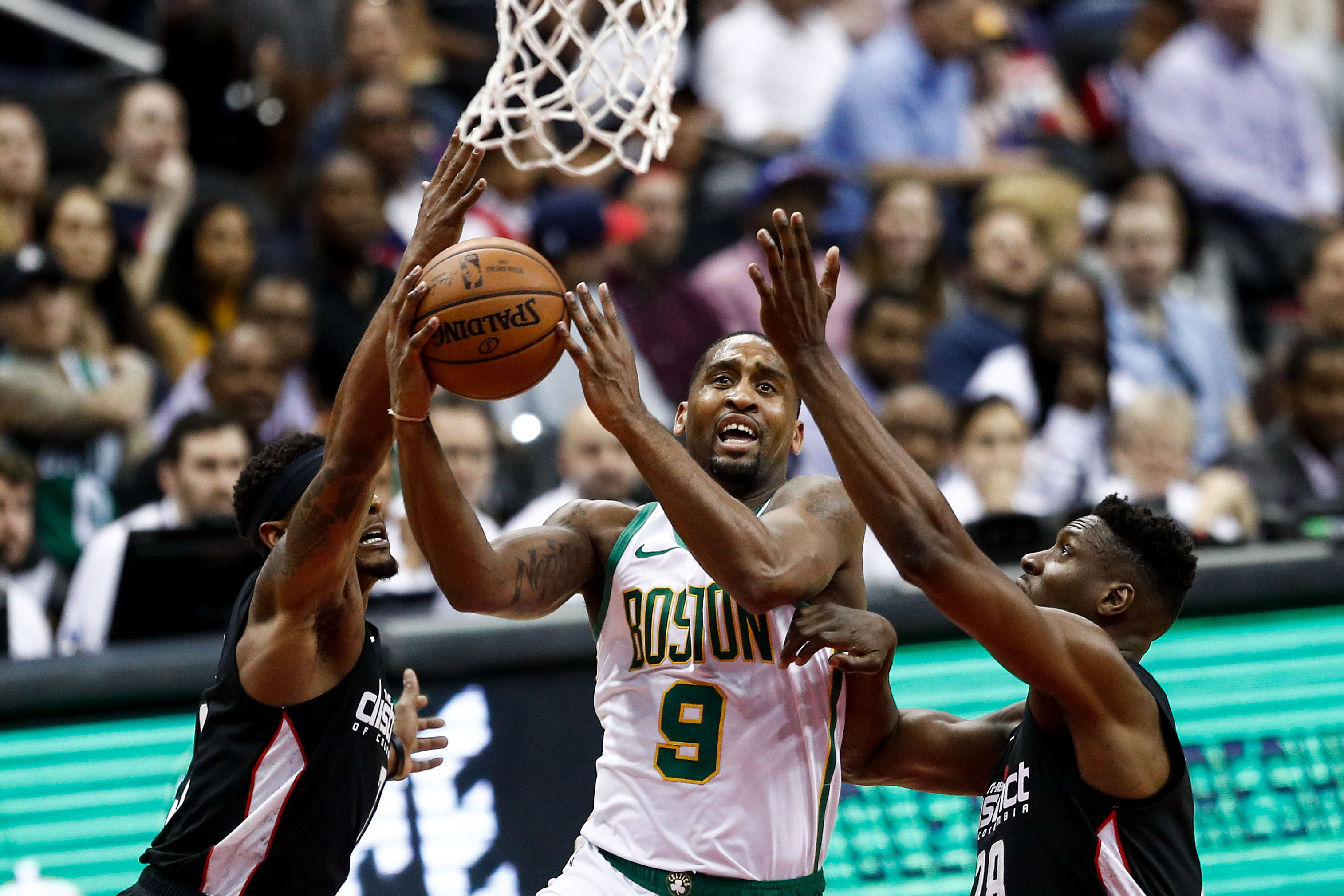 CBA：广东男篮稳住胜局 客场击败北京首钢（CBA：广东男篮客场力克北京首钢 稳稳拿下胜利）