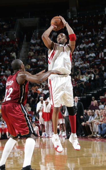 可圈可点！陈国豪半场5中4拿到11分5板全队最高 罚球4中3（状态火热！陈国豪半场5投4中砍下11分5篮板全队最高，罚球4罚3中）